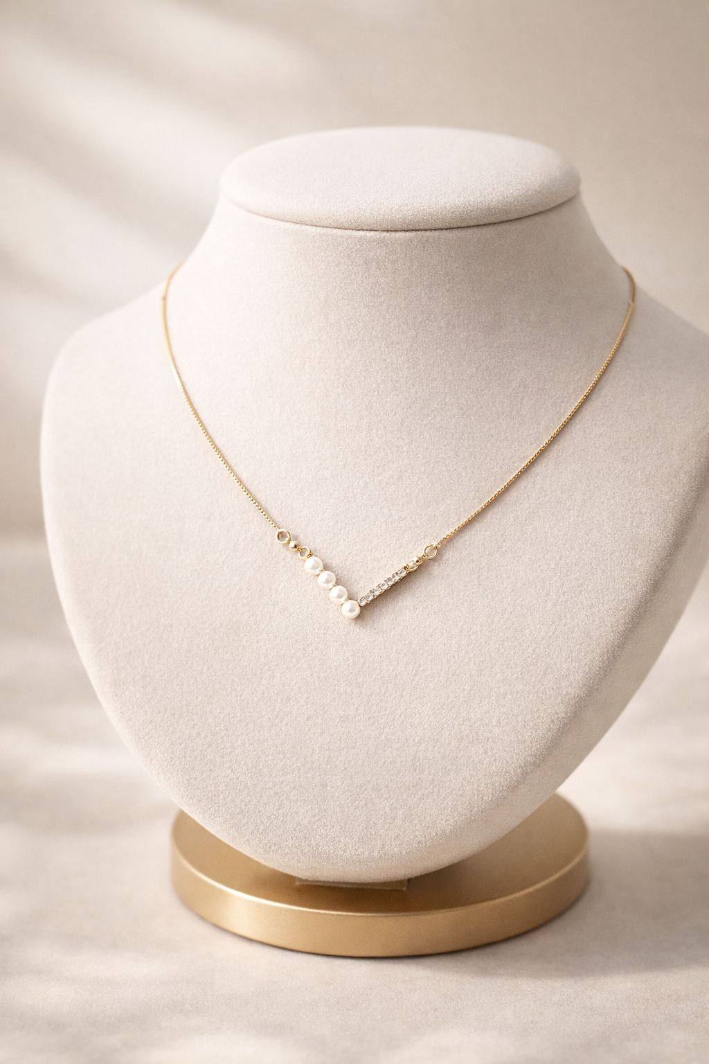 V-Necklace – Pearls & Pavé Gold Chain