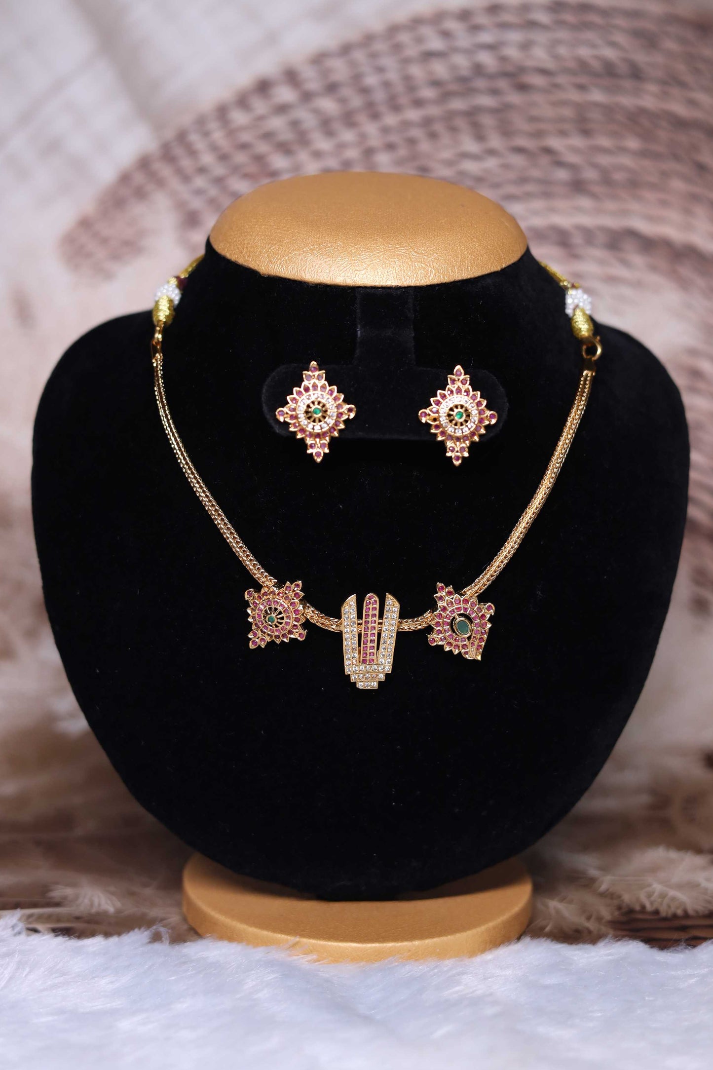 Vaikuntha Namam Pendant Set